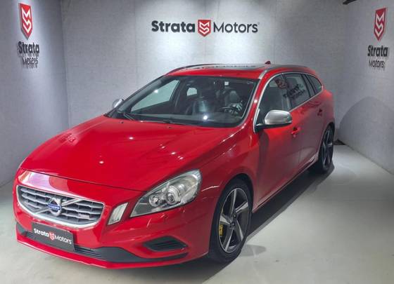 VOLVO V60 2.0 T5 R DESIGN DYNAMIC 16V TURBO GASOLINA 4P AUTOMATIZADO VOLVO V60 2.0 T5 R DESIGN DYNAMIC 16V TURBO GASOLINA 4P AUTOMATIZADO